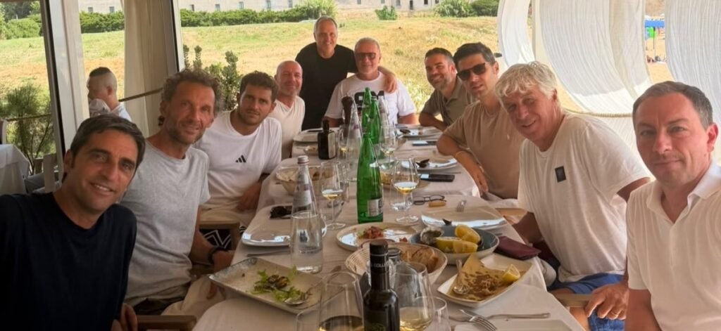 Gasperini e staff Roma a pranzo al mare: momento di relax