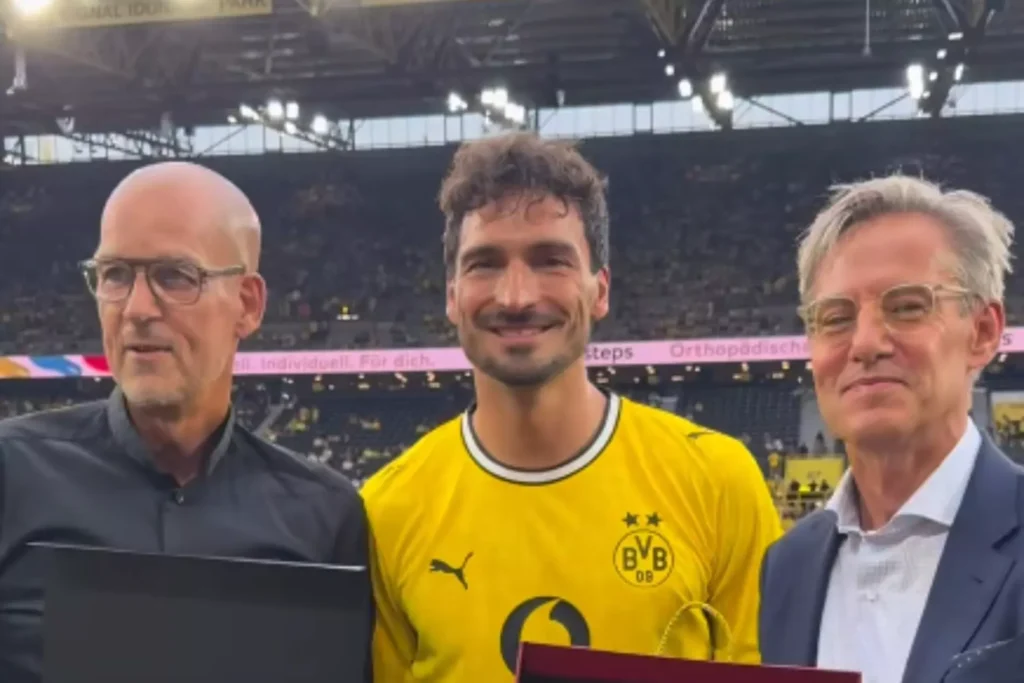 Hummels premiato a Dortmund: l’omaggio dei due club